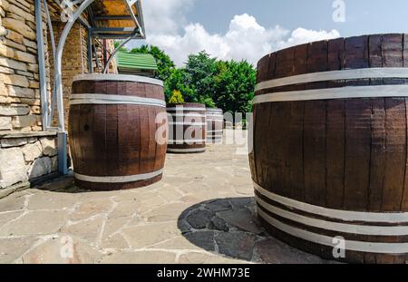 Beaucoup de fûts de vin en bois dans le village Banque D'Images