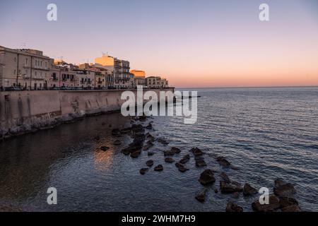 Coucher de soleil Lungomare d'Ortiga, Siracusa Sicilia Italie Banque D'Images