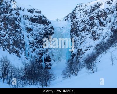 Njupeskär L'eau tombe gelée dans la glace en hiver. C'est la plus haute cascade de Suède. Tourné en Suède, Scandinavie en moyen format Banque D'Images