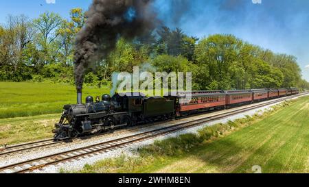 Vue aérienne du côté d'une locomotive à vapeur antique et d'un autocar de passagers ont cessé de souffler de la fumée Banque D'Images