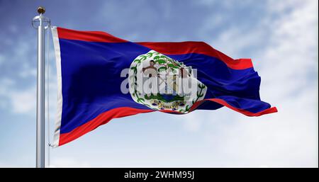 Drapeau national du Belize agitant au vent par temps clair Banque D'Images