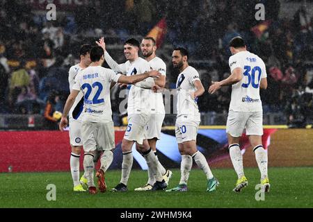 Rome, Italie. 10 février 2024. Les joueurs du FC Internazionale célèbrent leur victoire lors du match de Serie A entre L'AS Roma et le FC Internazionale au Stadio Olimpico à Rome, en Italie, le 10 février 2024. Crédit : Nicola Ianuale/Alamy Live News Banque D'Images