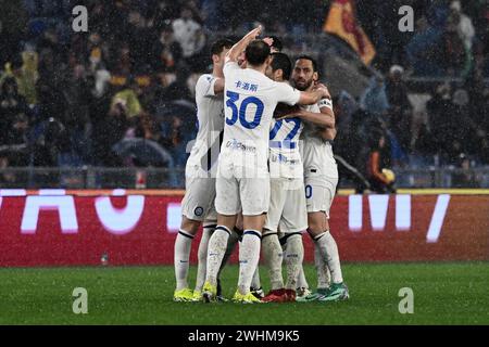 Rome, Italie. 10 février 2024. Les joueurs du FC Internazionale célèbrent leur victoire lors du match de Serie A entre L'AS Roma et le FC Internazionale au Stadio Olimpico à Rome, en Italie, le 10 février 2024. Crédit : Nicola Ianuale/Alamy Live News Banque D'Images