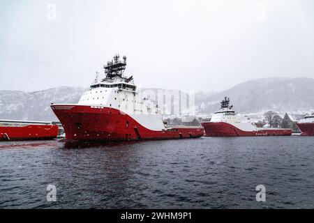 Navire de ravitaillement de remorqueur de manutention d'ancres offshore AHTS Siem Pearl, en provenance de Byfjorden, accoste dans le port de Bergen, Norvège. Vaisseau soeur Siem Ruby Along Banque D'Images