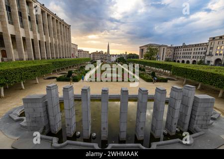 Bruxelles, Belgique, 23 juin 2023, vue du célèbre Kunstberg ou Mont des Arts, ou Mont des Arts sous un coucher de soleil nuageux dramatique Banque D'Images