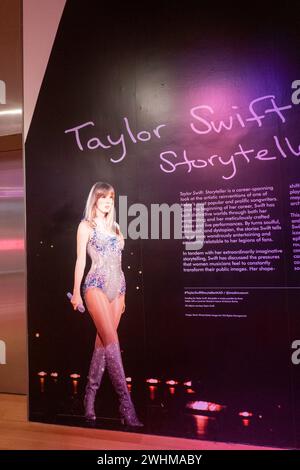 Exposition 'Taylor Swift : Storyteller' au Museum of Arts and Design à Columbus Circle, New York City, USA 2024 Banque D'Images