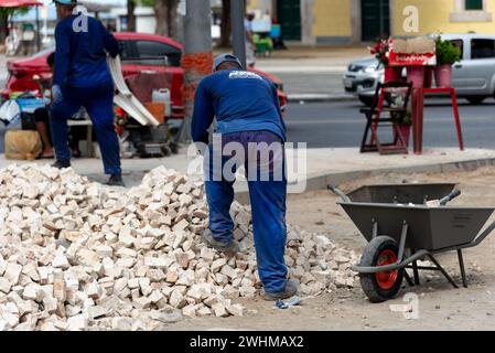 Salvador, Bahia, Brésil - 05 janvier 2024 : des employés de la mairie travaillent sur la construction dans le quartier de Comercio dans la ville de Salvador, Banque D'Images