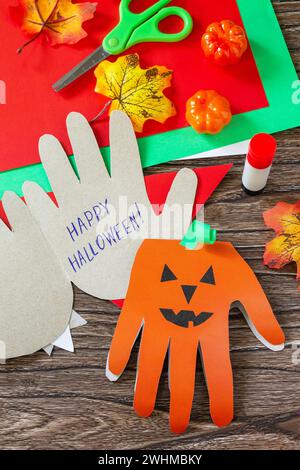 Carte de voeux avec citrouille Happy Halloween sur table en bois. Projet de créativité pour les enfants, artisanat, artisanat pour les enfants. Banque D'Images