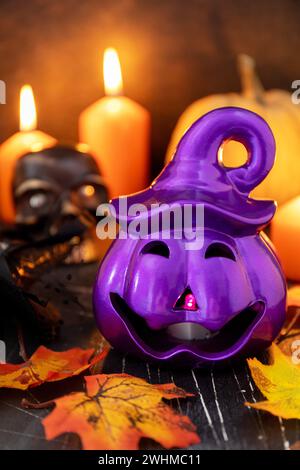 Fond plat créatif minimaliste pour les vacances d'automne. Citrouilles d'Halloween, bougie, lanterne et décoration sur pierre sombre Banque D'Images