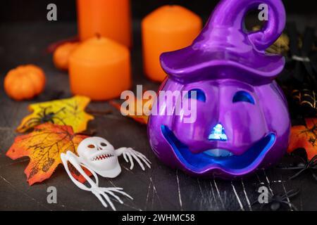Un fond créatif minimaliste pour les vacances d'automne.Citrouilles d'Halloween, lanterne et décoration sur fond de pierre sombre. Banque D'Images