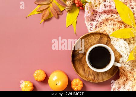Petit déjeuner d'automne. Composition feuilles d'automne, tasse chaude de café et foulard chaud. Concept de saison d'automne confortable. Vue de dessus. Banque D'Images
