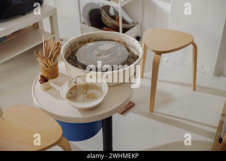 Équipement de poterie professionnel tel que l'outil de poterie de filature dans l'atelier de céramique Banque D'Images