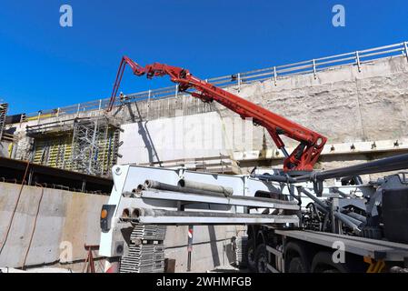 Pompe à béton pour le transfert de béton liquide par pompage Banque D'Images