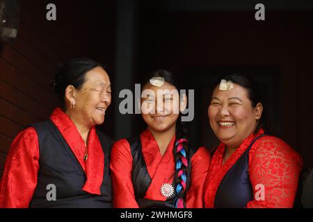 Katmandou, Népal. 10 février 2024. Une famille sherpa népalaise sourit alors qu'elle pose en tenue traditionnelle lors des célébrations de Sonam Lhosar à Katmandou, au Népal, le 10 février 2024. En tant qu'aborigènes de la région himalayenne du Népal, les Sherpas célèbrent Lhosar, le nouvel an, avec gaieté et ferveur. (Photo de Subaas Shrestha/NurPhoto) crédit : NurPhoto SRL/Alamy Live News Banque D'Images