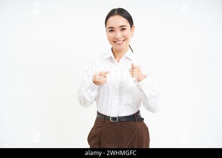 Vous avez ça. Une femme d'affaires asiatique réussie se présente à la caméra, sourit et félicite le client, sur fond blanc Banque D'Images