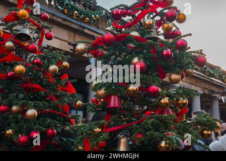 Découvrez les sapins de Noël et le décor festifs au cœur de Londres, au Royaume-Uni. Banque D'Images