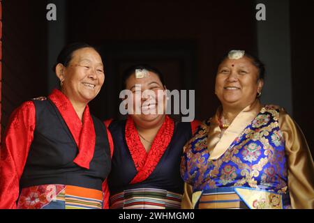 Katmandou, Népal. 10 février 2024. Une famille sherpa népalaise sourit alors qu'elle pose en tenue traditionnelle lors des célébrations de Sonam Lhosar à Katmandou, au Népal, le 10 février 2024. En tant qu'aborigènes de la région himalayenne du Népal, les Sherpas célèbrent Lhosar, le nouvel an, avec gaieté et ferveur. (Photo de Subaas Shrestha/NurPhoto) crédit : NurPhoto SRL/Alamy Live News Banque D'Images