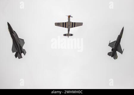 Un F-35A Lightning II (à gauche) et un F-16 Fighting Falcon (à droite) s'éloignent d'une formation de vol patrimoniale, laissant un P-51D Mustang à queue rouge voler hors de vue lors d'une démonstration de célébration à la 187th Fighter Wing sur Dannelly Field à Montgomery, Alabama, le 10 février 2024. Le P-51 était l'avion de chasse original piloté par les aviateurs Tuskegee pendant la seconde Guerre mondiale, un héritage que le 187th Fighter Wing a porté tout au long de ses années de vol de F-16 et maintenant de F-35 (Photo de la Garde nationale de l'Alabama par le sergent de 1re classe William Frye) Banque D'Images