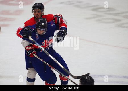 Cardiff, 10 février 2024. Ben Lake joue pour la Grande-Bretagne contre la Serbie dans un match de qualification olympique de hockey sur glace au Vindico Arena, Cardiff. Crédit : Colin Edwards/Alamy Live News. Banque D'Images