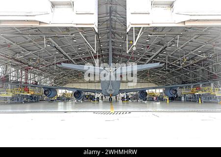 Un avion KC-135T Stratotanker de la 127e escadre à la base de la Garde nationale aérienne de Selfridge, Michigan, est préparé pour être remorqué sur la ligne de vol après entretien par le 191e escadron de maintenance le 9 février 2024. Il y a actuellement plus d'avions KC-135T Stratotanker en service aux États-Unis que tout autre avion de ravitaillement aérien. (Photo de la Garde nationale aérienne américaine par Tom Demerly) Banque D'Images