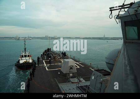 240129-N-EJ843-1053 ROTA, Espagne (29 janvier 2024) les marins à bord du destroyer de missiles guidés de classe Arleigh Burke USS Delbert D. Black (DDG 119) manquent les rails alors que le navire s'enfonce dans la base navale de Rota, Espagne, 29 janvier 2024. Delbert D. Black est sur un déploiement prévu dans la zone d'opérations des forces navales américaines en Europe, employé par la Sixième flotte américaine pour défendre les intérêts des États-Unis, des Alliés et des partenaires. (Photo de l'US Navy par Jimmy Ivy III, spécialiste des communications de masse, 2e classe) Banque D'Images