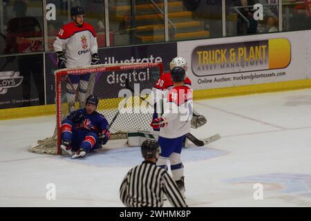 Cardiff, 10 février 2024. Ben Davies jouant pour la Grande-Bretagne est entaché et atterrit dans le filet lors d'un match de qualification olympique de hockey sur glace contre la Serbie au Vindico Arena, Cardiff. Crédit : Colin Edwards/Alamy Live News. Banque D'Images