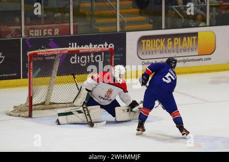 Cardiff, 10 février 2024. Netminder Lazar Ilic jouant pour la Serbie en sauvant un tir de pénalité de Ben Davies jouant pour la Grande-Bretagne dans un match de qualification olympique de hockey sur glace au Vindico Arena, Cardiff.crédit : Colin Edwards/Alamy Live News. Banque D'Images