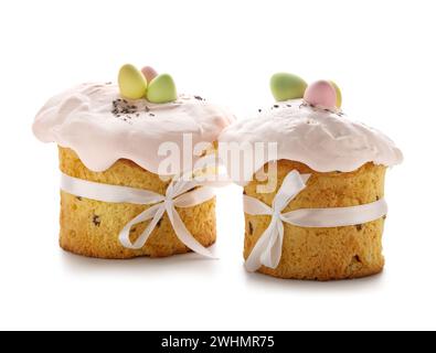 Deux délicieux gâteaux de Pâques sur fond blanc Banque D'Images