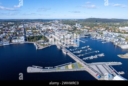 Drone paysage urbain aérien de la ville de Kuopio et du port de plaisance. finlande orientale Europe Banque D'Images