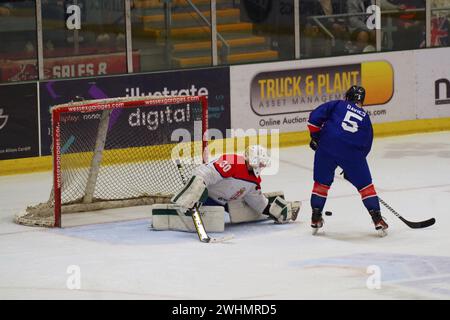 Cardiff, 10 février 2024. Netminder Lazar Ilic jouant pour la Serbie en sauvant un tir de pénalité de Ben Davies jouant pour la Grande-Bretagne dans un match de qualification olympique de hockey sur glace au Vindico Arena, Cardiff.crédit : Colin Edwards/Alamy Live News. Banque D'Images