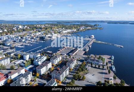 Drone paysage urbain aérien de la ville de Kuopio et du port de plaisance. finlande orientale Europe Banque D'Images