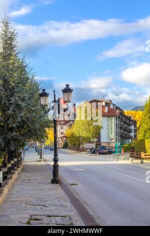 Bansko, Bulgarie rue d'automne et vue sur la montagne Banque D'Images