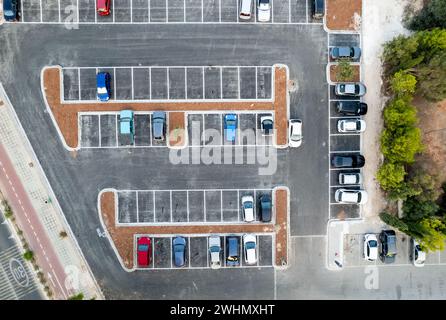 Vue aérienne de dessus de drone du parking. Véhicules garés dans une rangée sur la rue parc extérieur Banque D'Images