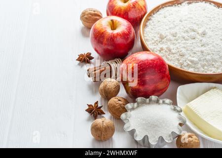 Ingrédients pour la cuisson. Sélection pour tarte d'automne ou muffins aux pommes et cannelle, mise au point sélective Banque D'Images