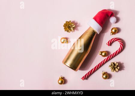 Noël composition moderne en champagne d'or en chapeau de Père Noël, canne à bonbons et jouets. Place pour votre texte Banque D'Images