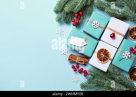 Coffrets cadeaux emballés dans du papier, décorés avec des boules et de la ficelle. Idée d'emballage cadeau de Noël écologique Banque D'Images