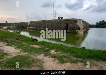 Une section de l'ancien fort néerlandais entourée d'un fossé à Jaffna dans le nord du Sri Lanka. Il a été construit en 1680 après JC au-dessus du fort portugais d'origine Banque D'Images