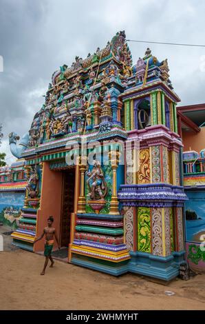 Un assistant du temple sort du Koneswaram Kovil (temple hindou) à Trincomalee, sur la côte est du Sri Lanka. Banque D'Images