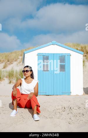 Maison bleue blanche sur la plage Texel pays-Bas, cabane de plage sur l'île néerlandaise de Texel Banque D'Images