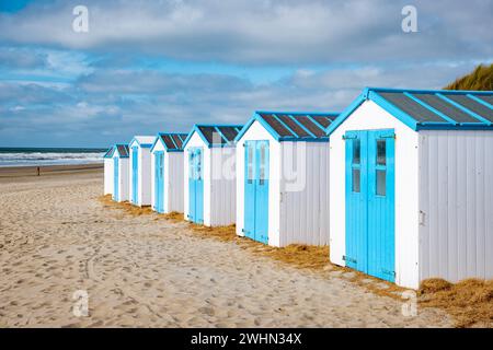 Maison bleue blanche sur la plage Texel pays-Bas, cabane de plage sur l'île néerlandaise de Texel Banque D'Images