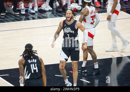 Los Angeles, États-Unis. 10 janvier 2024. Amir Coffey des Clippers de Los Angeles (C) célèbre avec Terance Mann (G) après avoir duné contre les Raptors de Toronto lors d'un match de basket-ball de la NBA au Crypto.com Arena. Clippers 126-120 Raptors. Crédit : SOPA images Limited/Alamy Live News Banque D'Images