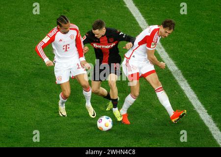 Leverkusen, Deutschland, Allemagne 1. Fussball Bundesliga, 21 ans. Spieltag, Journée 21 Bayer 04 Leverkusen : FC Bayern München 3-0 10. 02. 2024 in der Bay-Arena in Leverkusen Leroy SANE (FCB), Florian WIRTZ (LEV) und Leon GORETZKA (FCB) v.Li.n.re.- photo : Norbert Schmidt, Duesseldorf Banque D'Images