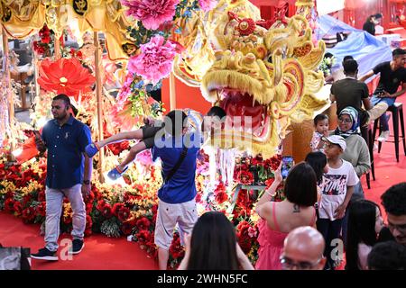 Kuala Lumpur, Malaisie. 10 février 2024. Les gens visitent une zone commerciale décorée pour célébrer le nouvel an lunaire à Kuala Lumpur, Malaisie, le 10 février 2024. Crédit : Cheng Yiheng/Xinhua/Alamy Live News Banque D'Images