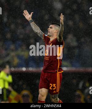 Rome, Italie. 10 février 2024. Gianluca Mancini de Roma célèbre son but lors d'un match de football de Serie A entre Roma et le FC Inter à Rome, Italie, le 10 février 2024. Crédit : Augusto Casasoli/Xinhua/Alamy Live News Banque D'Images