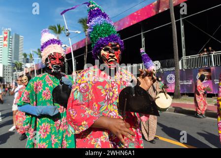 Salvador, Bahia, Brésil - 03 février 2024 : un groupe culturel parcourt pendant le pré-carnaval Fuzue dans la ville de Salvador, Bahia. Banque D'Images