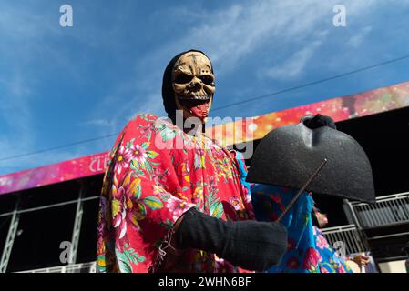 Salvador, Bahia, Brésil - 03 février 2024 : un groupe culturel parcourt pendant le pré-carnaval Fuzue dans la ville de Salvador, Bahia. Banque D'Images