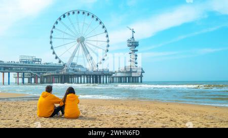 Couple sur la plage de Scheveningen pays-Bas au printemps Banque D'Images