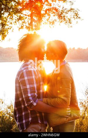 Gros plan portrait d'un beau jeune couple interracial attendant de s'embrasser passionnément dans leur temps de voyage contre un romanti Banque D'Images