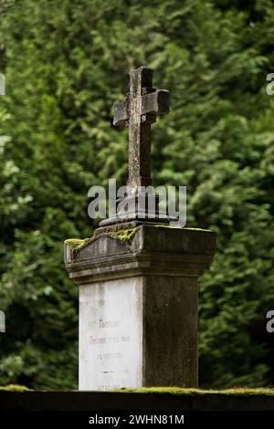 Tombe dans le cimetière de l'église orthodoxe russe Sainte-Élisabeth à Wiesbaden, Hesse, Allemagne Banque D'Images