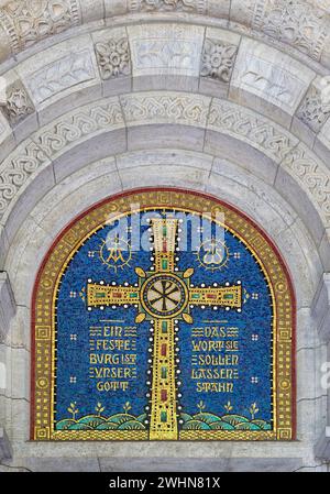 Mosaïque croisée dans le tympan avec une citation de Martin Luther, Église luthérienne, Wiesbaden, Allemagne Banque D'Images